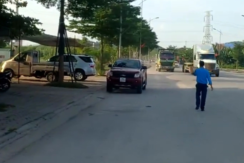 Sợ phạt nặng, t&agrave;i xế xe nghi qu&aacute; tải, cơi nới bất chấp bỏ chạy rồi đổ đất - Ảnh 3.