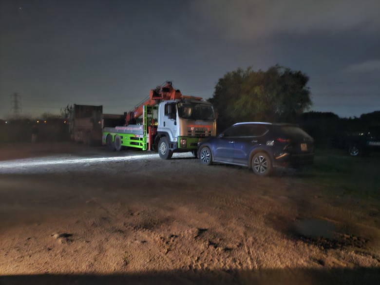 Sợ phạt nặng, t&agrave;i xế xe nghi qu&aacute; tải, cơi nới bất chấp bỏ chạy rồi đổ đất - Ảnh 4.