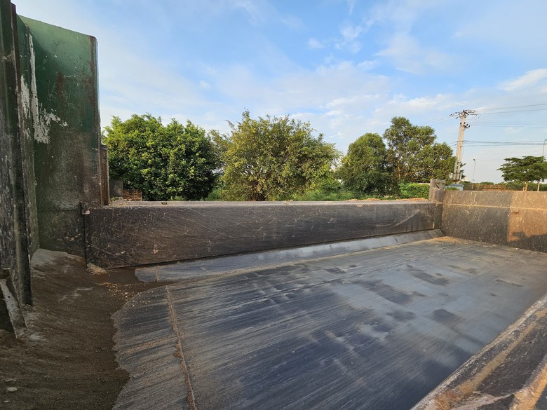 Sợ phạt nặng, t&agrave;i xế xe nghi qu&aacute; tải, cơi nới bất chấp bỏ chạy rồi đổ đất - Ảnh 5.