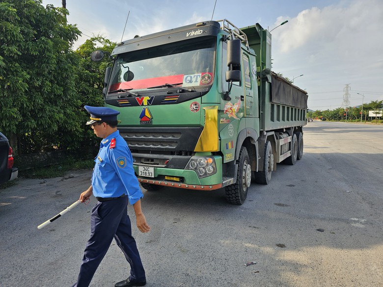 Sợ phạt nặng, t&agrave;i xế xe nghi qu&aacute; tải, cơi nới bất chấp bỏ chạy rồi đổ đất - Ảnh 1.