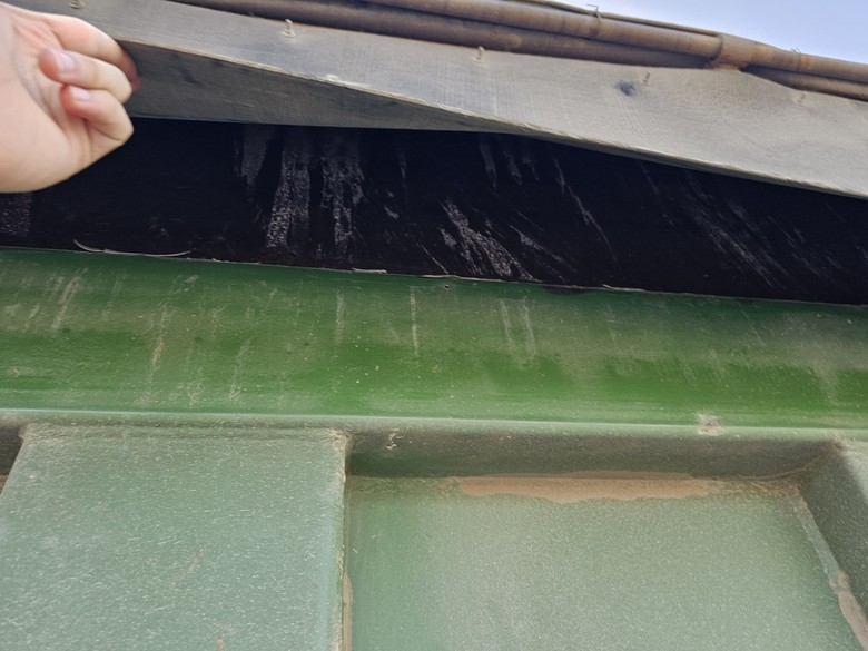 Sợ phạt nặng, t&agrave;i xế xe nghi qu&aacute; tải, cơi nới bất chấp bỏ chạy rồi đổ đất - Ảnh 2.