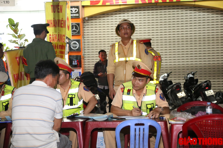 Chủ tịch huyện ở Nghệ An n&oacute;i g&igrave; việc t&agrave;i xế xe biển xanh vi phạm nồng độ cồn - Ảnh 2.