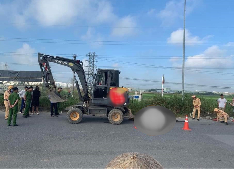 Xe m&aacute;y x&uacute;c va chạm với xe đạp, một cụ b&agrave; tử vong - Ảnh 1.