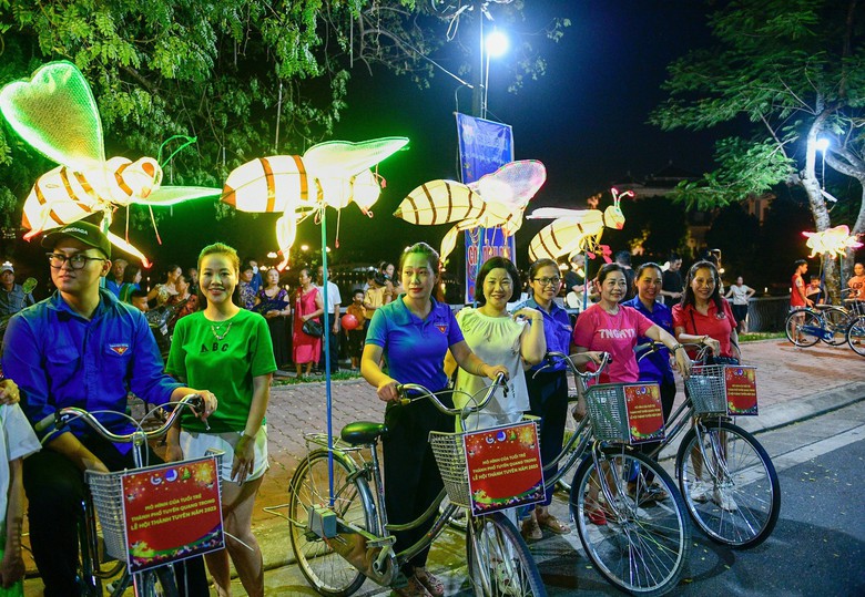 Đ&egrave;n Trung thu mini t&ocirc; điểm th&ecirc;m cho Lễ hội Th&agrave;nh Tuy&ecirc;n - Ảnh 3.