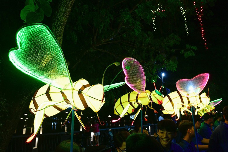 Đ&egrave;n Trung thu mini t&ocirc; điểm th&ecirc;m cho Lễ hội Th&agrave;nh Tuy&ecirc;n - Ảnh 4.