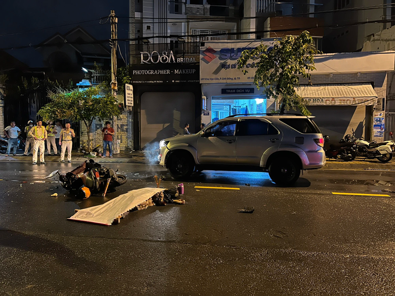 TP.HCM: Xe m&aacute;y t&ocirc;ng trực diện &ocirc; t&ocirc; 7 chỗ, nam thanh ni&ecirc;n &ocirc;ng tử vong - Ảnh 1.