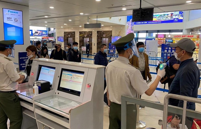 Nữ h&agrave;nh kh&aacute;ch bị cấm bay v&igrave; d&ugrave;ng giấy tờ giả - Ảnh 1.