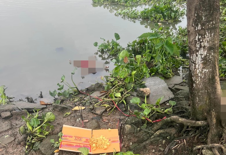 Vụ ph&aacute;t hiện thi thể b&eacute; g&aacute;i dưới s&ocirc;ng S&agrave;i G&ograve;n: B&eacute; được mẹ bồng đi, cả hai mẹ con mất t&iacute;ch - Ảnh 1.