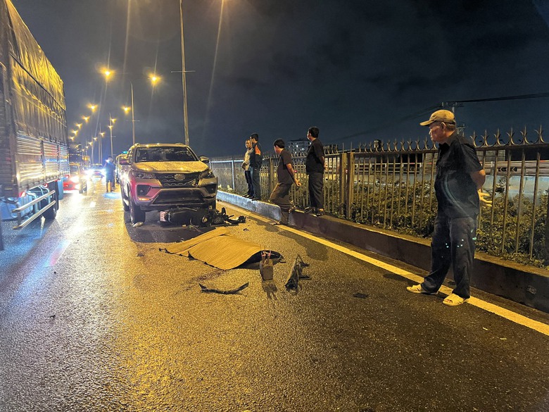 Chạy xe m&aacute;y ngược chiều t&ocirc;ng thẳng v&agrave;o &ocirc; t&ocirc;, người đ&agrave;n &ocirc;ng tử vong - Ảnh 1.