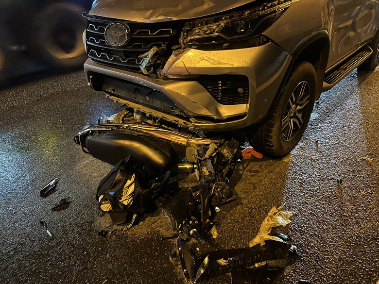 Chạy xe m&aacute;y ngược chiều t&ocirc;ng thẳng v&agrave;o &ocirc; t&ocirc;, người đ&agrave;n &ocirc;ng tử vong - Ảnh 2.