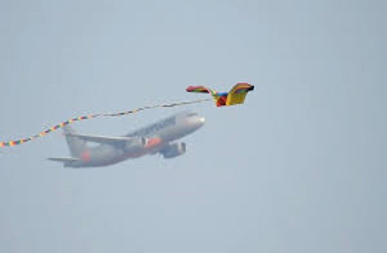 Nhiều đ&egrave;n trời, vật thể bay kh&ocirc;ng người l&aacute;i uy hiếp an to&agrave;n bay tại s&acirc;n bay Nội B&agrave;i - Ảnh 1.