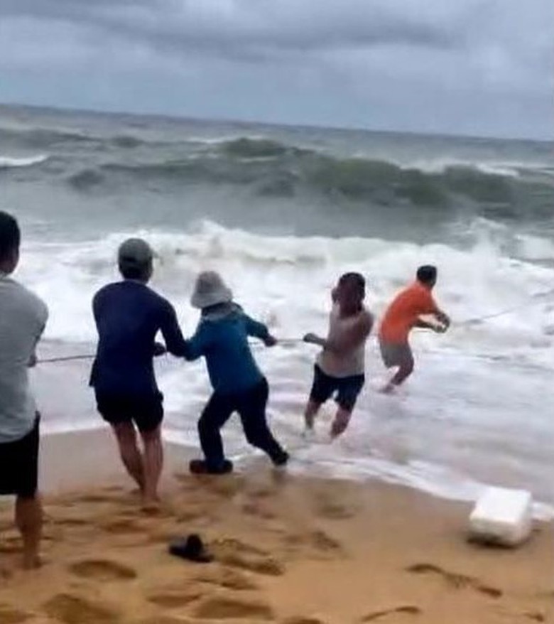 Cứu th&agrave;nh c&ocirc;ng 3 ngư d&acirc;n &ocirc;m can nhựa tr&ocirc;i tr&ecirc;n biển suốt 4 giờ - Ảnh 1.