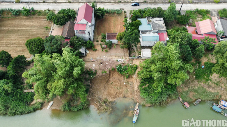 Nơm nớp lo sợ b&ecirc;n bờ s&ocirc;ng sạt lở - Ảnh 1.