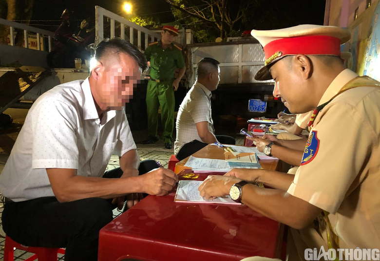 L&aacute;i xe vi phạm nồng độ cồn, dương t&iacute;nh ma t&uacute;y &ldquo;th&ocirc;ng chốt&rdquo; CSGT - Ảnh 1.