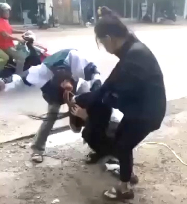 Nữ sinh lớp 10 bị 2 đối tượng đ&aacute;nh hội đồng ngay gần cổng trường  - Ảnh 2.