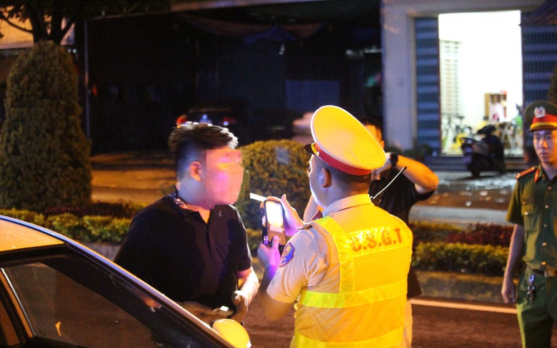 Quảng Trị: Nhiều t&agrave;i xế thổi nồng độ cồn đối ph&oacute; vẫn bị phạt nghi&ecirc;m