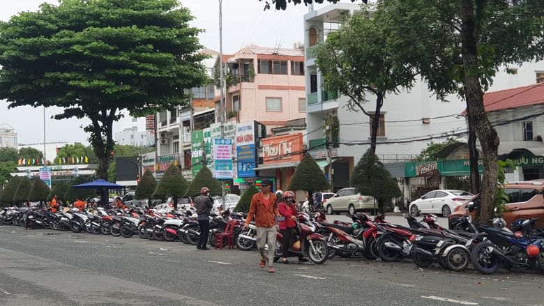 Cần Thơ: Sắp xếp lại c&aacute;c b&atilde;i đỗ xe ở l&ograve;ng đường, vỉa h&egrave;, đảm bảo an to&agrave;n giao th&ocirc;ng - Ảnh 3.