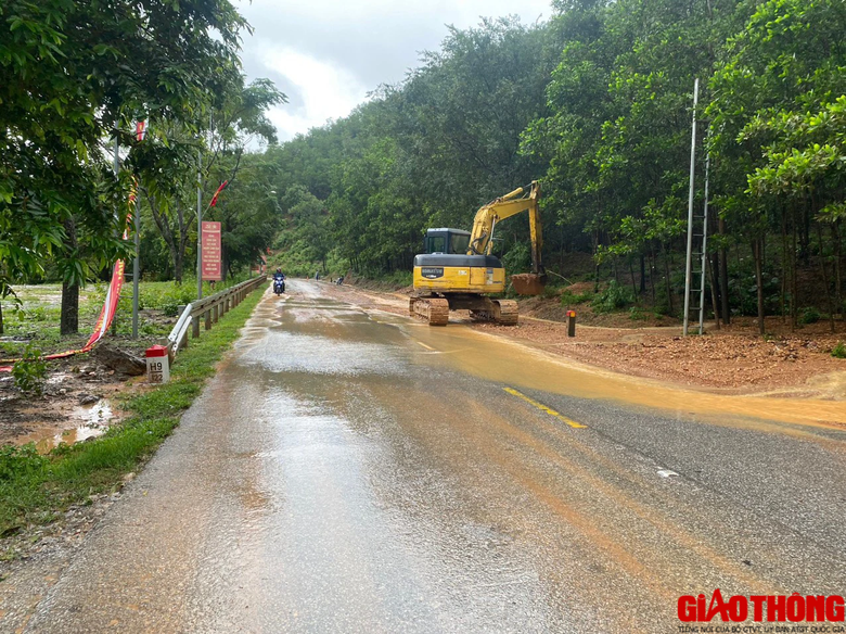Quảng B&igrave;nh: Nhiều tuyến đường được hốt dọn đất đ&aacute;, 9 th&ocirc;n, bản c&ograve;n bị chia cắt - Ảnh 3.