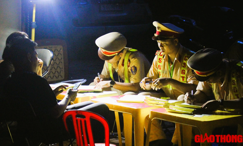 Ph&aacute;t hiện 2 c&aacute;n bộ l&aacute;i &ocirc; t&ocirc; vi phạm nồng độ cồn ở Quảng Trị - Ảnh 2.