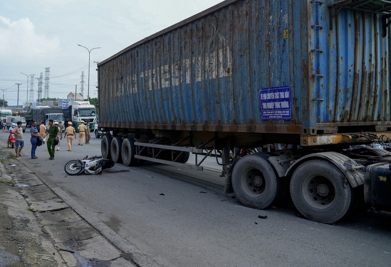 Va chạm với xe đầu kéo, công nhân nhà máy thép tử vong tại chỗ - Ảnh 2. Va chạm với xe đầu kéo, công nhân nhà máy thép tử vong tại chỗ - Ảnh 2.