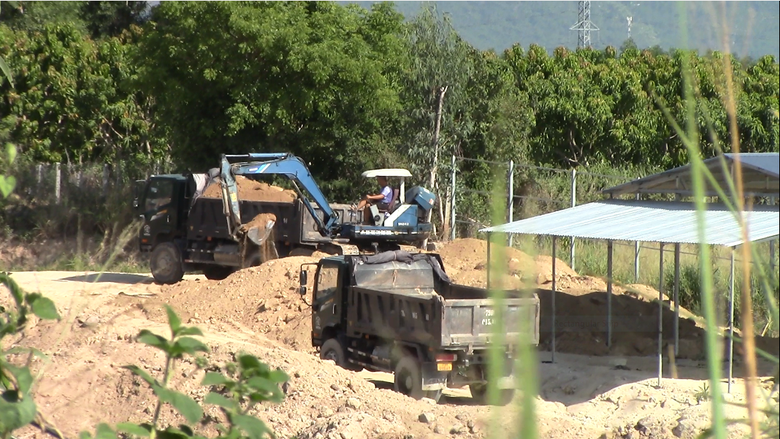                 Nhuộm nhoạm &ldquo;moi ruột&rdquo; Suối L&aacute;ch - Ảnh 2.