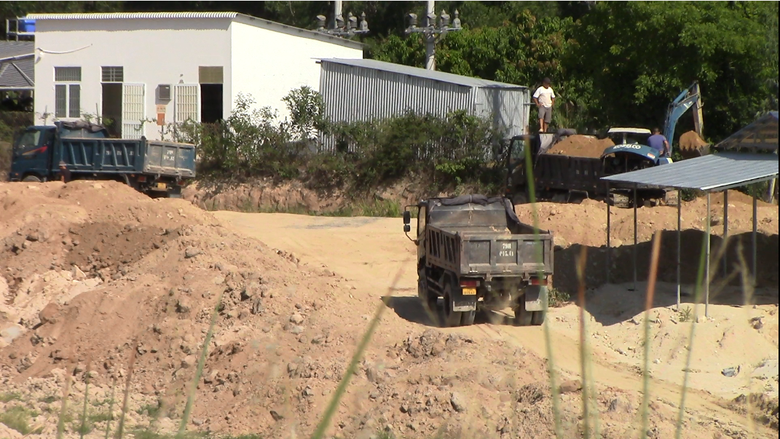                 Nhuộm nhoạm &ldquo;moi ruột&rdquo; Suối L&aacute;ch - Ảnh 1.