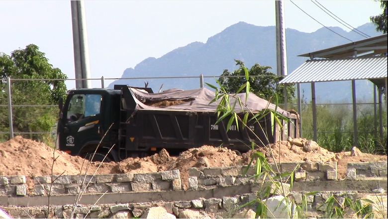                 Nhuộm nhoạm &ldquo;moi ruột&rdquo; Suối L&aacute;ch - Ảnh 8.