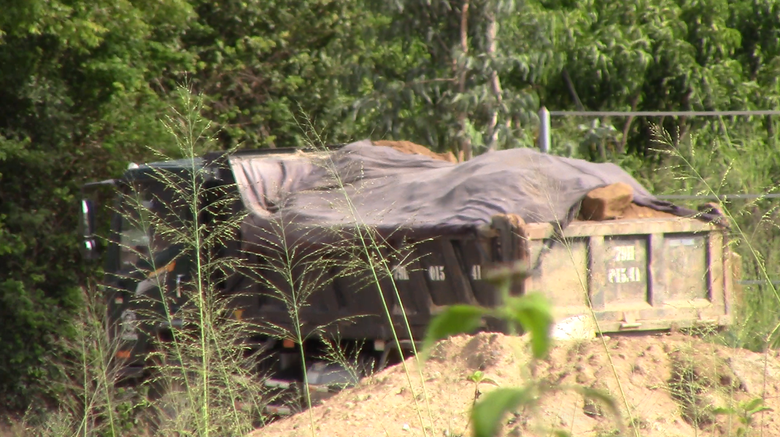                 Nhuộm nhoạm &ldquo;moi ruột&rdquo; Suối L&aacute;ch - Ảnh 9.