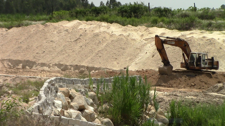                 Nhuộm nhoạm &ldquo;moi ruột&rdquo; Suối L&aacute;ch - Ảnh 12.