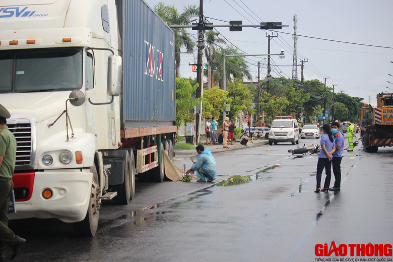 &Ocirc; t&ocirc; đầu k&eacute;o đ&acirc;m xe m&aacute;y tr&ecirc;n QL1 qua Quảng Trị, người phụ nữ tử vong thương t&acirc;m - Ảnh 1.