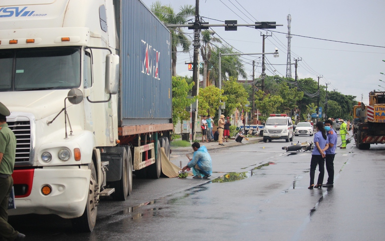 &Ocirc; t&ocirc; đầu k&eacute;o đ&acirc;m xe m&aacute;y tr&ecirc;n QL1 qua Quảng Trị, người phụ nữ tử vong thương t&acirc;m
