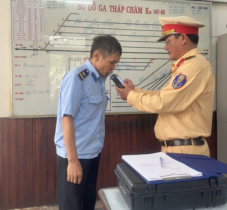 Ninh Thuận: Xử phạt h&agrave;ng loạt xe qu&aacute; tải ngay tại nơi mỏ vật liệu - Ảnh 1.