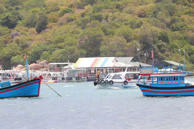 Ninh Thuận: Xử phạt h&agrave;ng loạt xe qu&aacute; tải ngay tại nơi mỏ vật liệu - Ảnh 2.