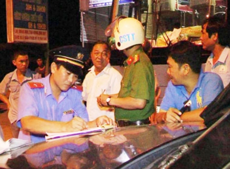 Ninh Thuận: Xử phạt h&agrave;ng loạt xe qu&aacute; tải ngay tại nơi mỏ vật liệu - Ảnh 3.