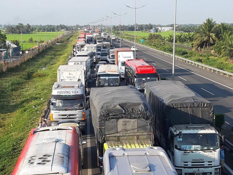 Cao tốc TP.HCM &ndash; Trung Lương hướng cửa ng&otilde; ph&iacute;a T&acirc;y th&agrave;nh phố lu&ocirc;n chịu cảnh &ugrave;n tắc, kẹt xe bởi lưu lượng phương tiện qu&aacute; lớn.