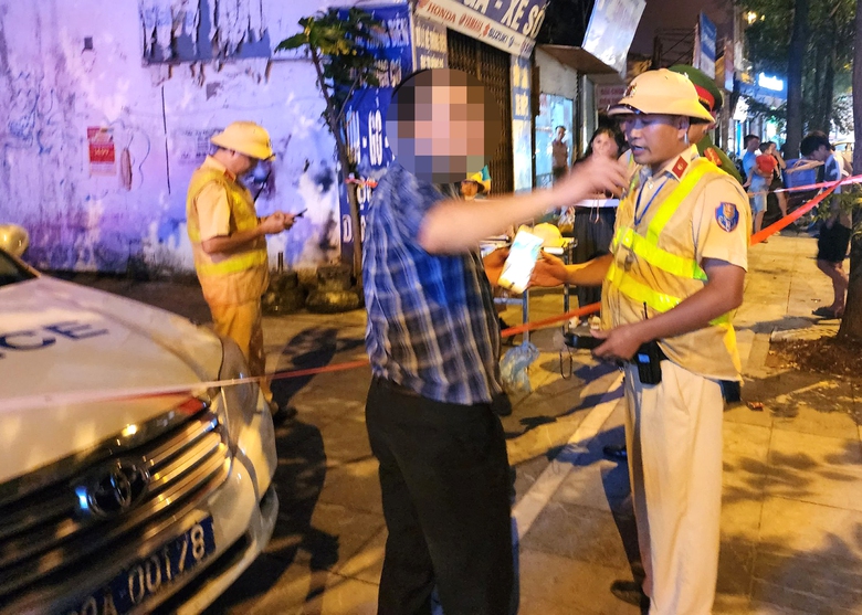 T&agrave;i xế xe Camry trốn đo nồng độ cồn c&ograve;n doạ đ&aacute;nh người - Ảnh 2.