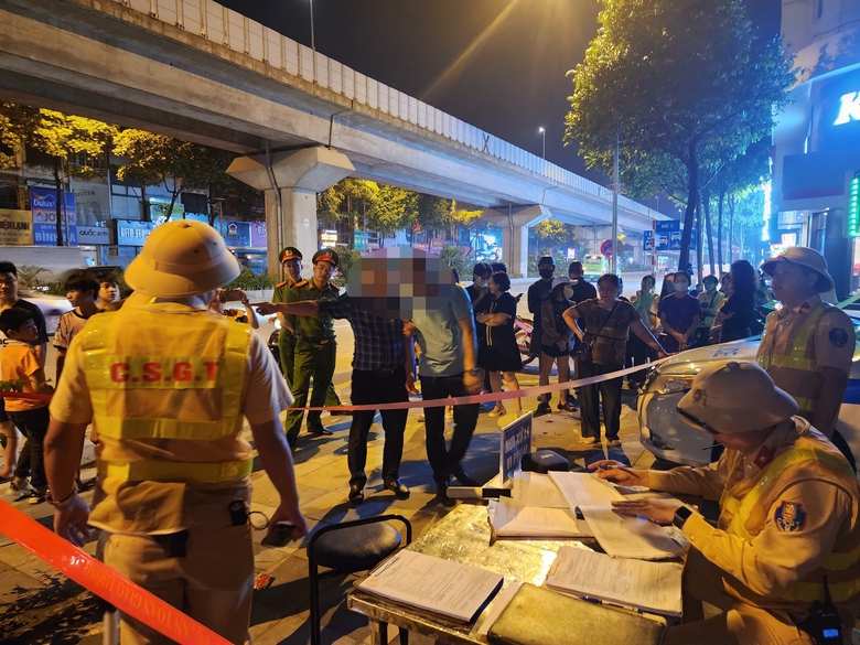 T&agrave;i xế xe Camry trốn đo nồng độ cồn c&ograve;n doạ đ&aacute;nh người - Ảnh 3.