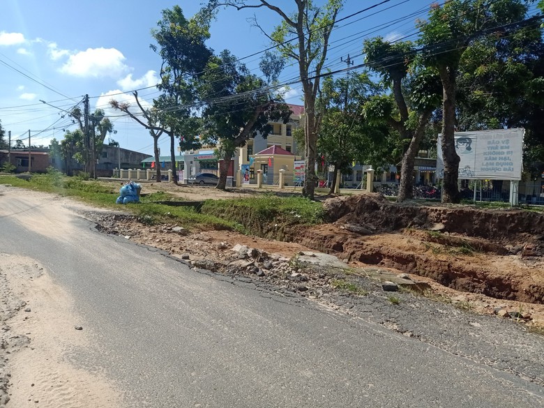 C&oacute; một đoạn đường Quốc lộ 24 xuống cấp - Ảnh 2.