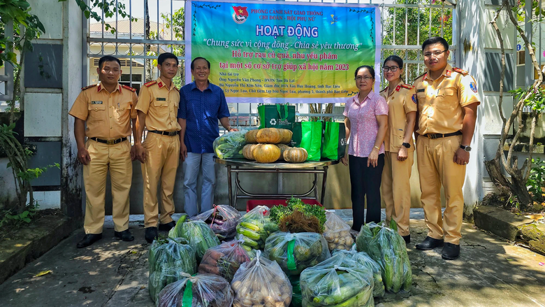 Tuổi trẻ CSGT Bạc Li&ecirc;u chia sẻ y&ecirc;u thương với những m&atilde;nh đời kh&oacute; khăn - Ảnh 1.