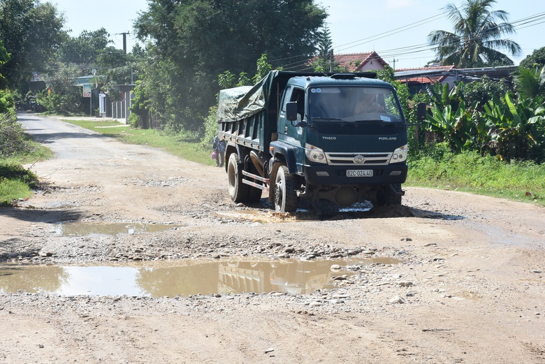 C&oacute; một đoạn đường Quốc lộ 24 xuống cấp - Ảnh 1.