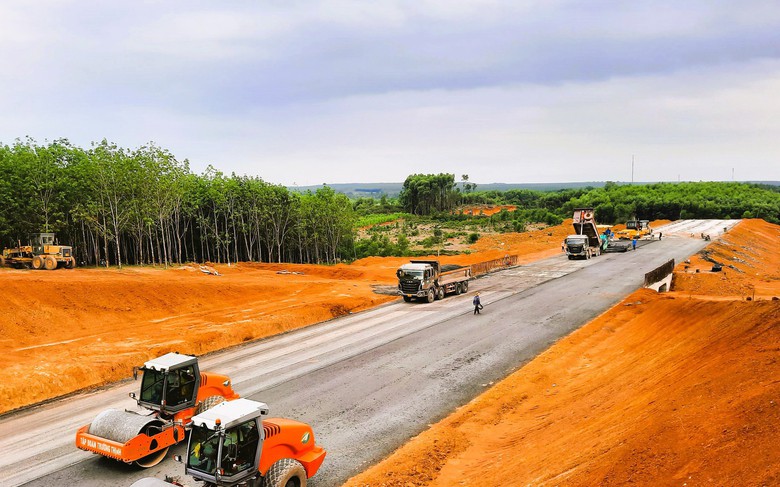 Cao tốc Vạn Ninh - Cam Lộ nhộn nhịp thi c&ocirc;ng, vượt kh&oacute; mặt bằng
