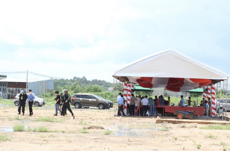 Triệt phá ổ siêu lừa đảo núp bóng công ty bất động sản và tóm hàng trăm đối tượng - Ảnh 4. Triệt phá ổ siêu lừa đảo núp bóng công ty bất động sản và tóm hàng trăm đối tượng - Ảnh 4.