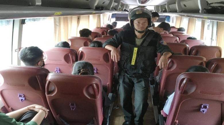 Triệt phá ổ siêu lừa đảo núp bóng công ty bất động sản và tóm hàng trăm đối tượng - Ảnh 2. Triệt phá ổ siêu lừa đảo núp bóng công ty bất động sản và tóm hàng trăm đối tượng - Ảnh 2.