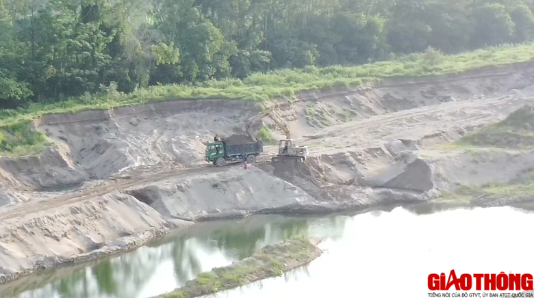 H&agrave; Nội: C&aacute;t tặc hoạt động rầm rộ tại b&atilde;i bồi ngo&agrave;i đ&ecirc; s&ocirc;ng Hồng - Ảnh 1.