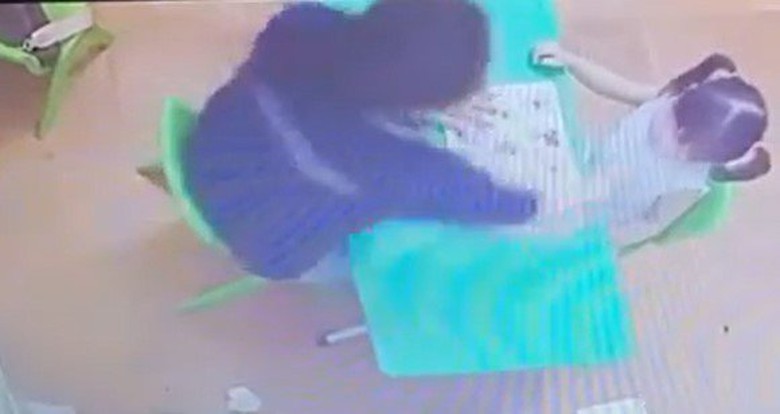 Vụ b&eacute; 2 tuổi bị c&ocirc; gi&aacute;o t&aacute;t li&ecirc;n tiếp: Đ&igrave;nh chỉ trung t&acirc;m gi&aacute;o dục - Ảnh 1.