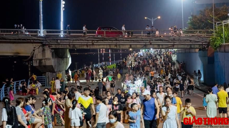 Nhộn nhịp ng&agrave;y đầu chạy thử nghiệm phố đi bộ ở Ho&agrave; B&Igrave;nh - Ảnh 4.