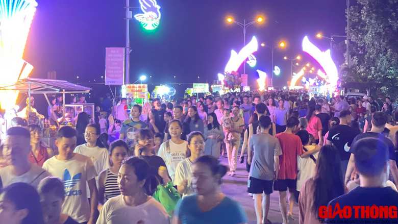 Nhộn nhịp ng&agrave;y đầu chạy thử nghiệm phố đi bộ ở Ho&agrave; B&Igrave;nh - Ảnh 1.