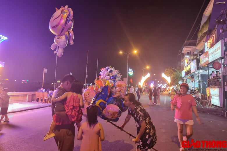 Nhộn nhịp ng&agrave;y đầu chạy thử nghiệm phố đi bộ ở Ho&agrave; B&Igrave;nh - Ảnh 2.