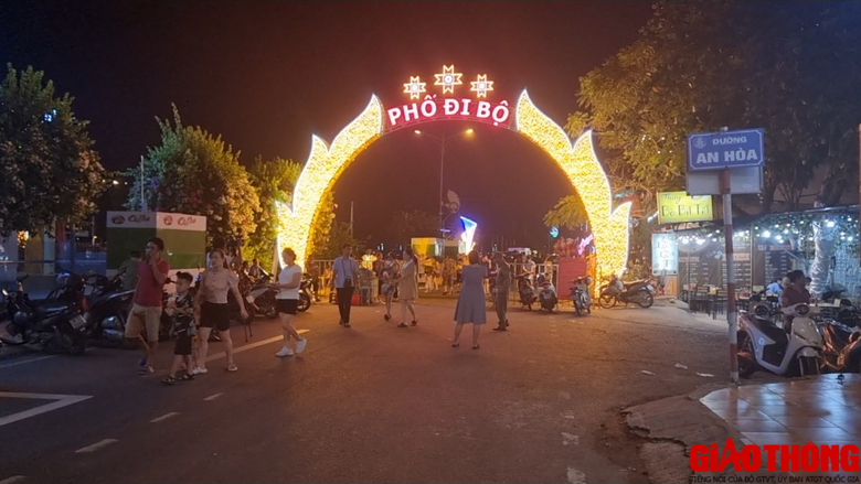 Nhộn nhịp ng&agrave;y đầu chạy thử nghiệm phố đi bộ ở Ho&agrave; B&Igrave;nh - Ảnh 3.