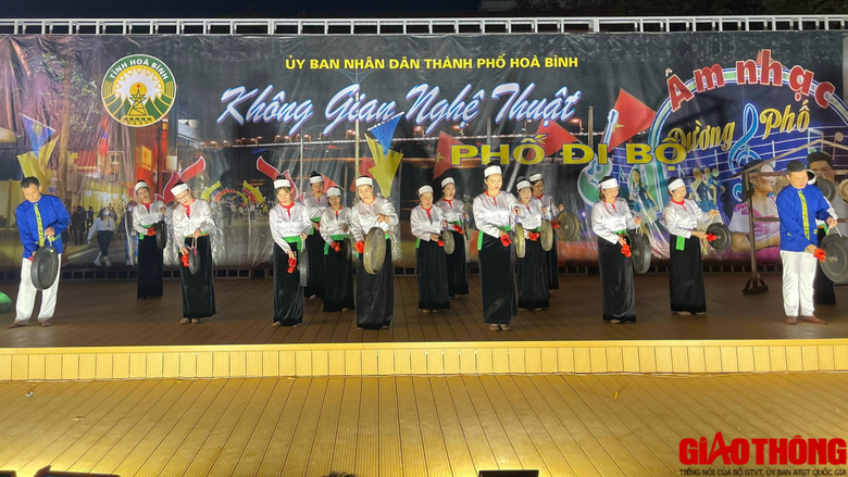 Nhộn nhịp ng&agrave;y đầu chạy thử nghiệm phố đi bộ ở Ho&agrave; B&Igrave;nh - Ảnh 5.